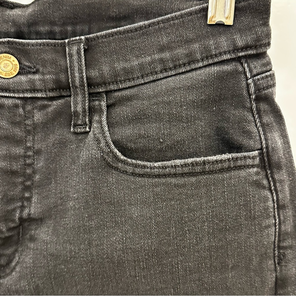 LIKE NEW - Black Gap mid rise denim short - Picture 9 of 12